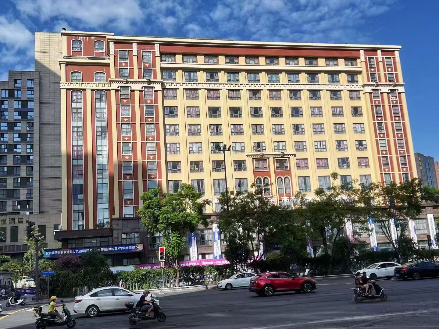 校区主楼外观