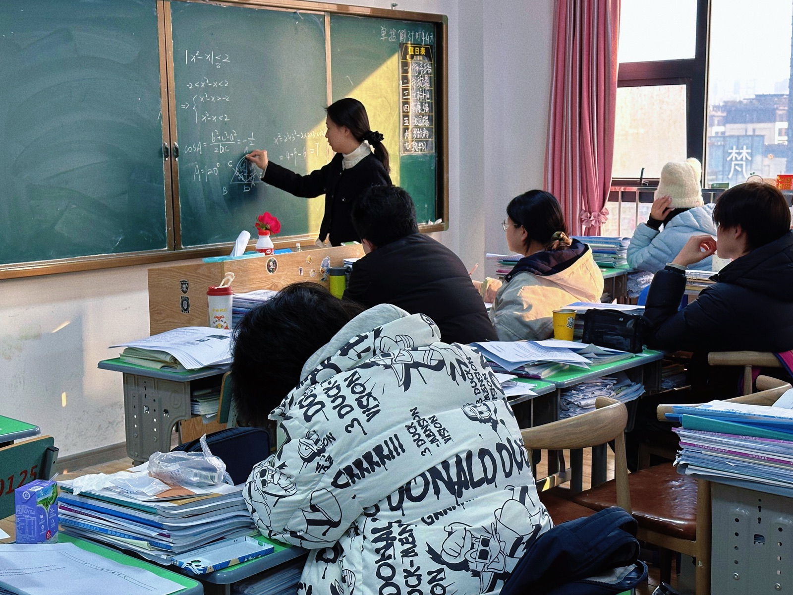 学生记笔记瞬间